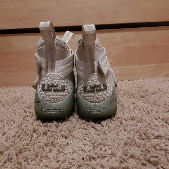 LeBron Solider 11 'light bone' - Picture 3 of 4